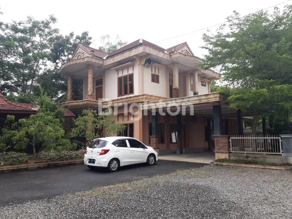 image KOMPLEK LUAS BANGUNAN SERBAGUNA DI JALAN PROVINSI YOGYA (1)