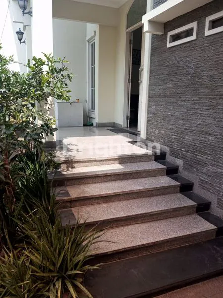 image RUMAH 2 LANTAI VILA TAMAN MERUYA (3)