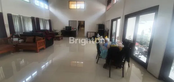 image RUMAH MEWAH DENGAN TAMAN YANG LUAS SIAP DI CIGADUNG  (4)