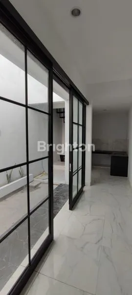 image SIAP HUNI RUMAH 2 LANTAI STRATEGIS DEKAT GWALK CITRALAND, SURABAYA BARAT (7)