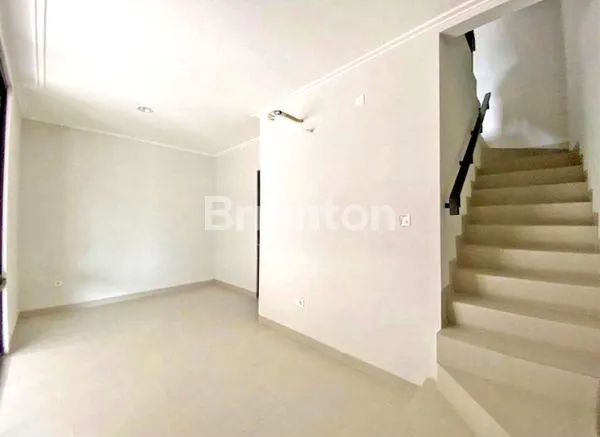 image RUMAH BOTANY HILLS FATMAWATI CITY CENTER 6X10 M 3 BR SEMI FURNISHED JAKARTA SELATAN (2)