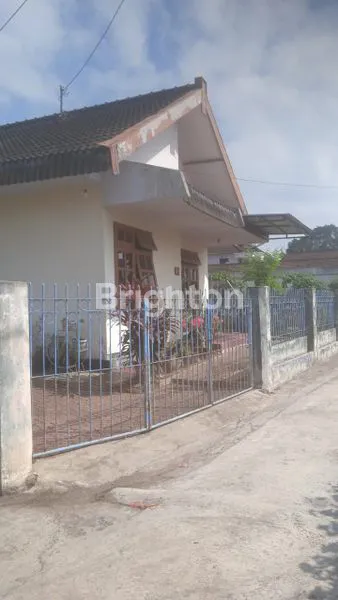image RUMAH TERAWAT DENGAN HALAMAN LUAS (1)