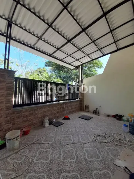 image RUMAH DI RUNGKUT ASRI BARU RENOV LIKE NEW SIAP PAKAI (2)