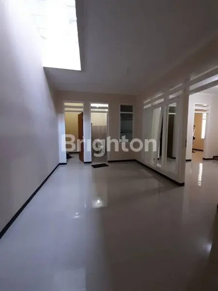 image RUMAH DI RUNGKUT ASRI BARU RENOV LIKE NEW SIAP PAKAI (3)