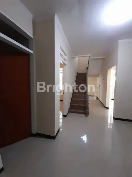 image RUMAH DI RUNGKUT ASRI BARU RENOV LIKE NEW SIAP PAKAI (4)