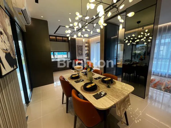 image RUMAH LOKASI SPESIAL 3 LANTAI STROZZI AT SYMPHONIA SUMMARECON PAGEDANGAN TANGERANG BANTEN (3)