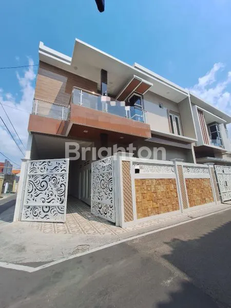 RUMAH MEWAH 2 LANTAI TENGAH KOTA SOLO POSISI HOOK