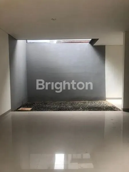 image RUMAH CANTIK DAN NYAMAN DI SERPONG (2)