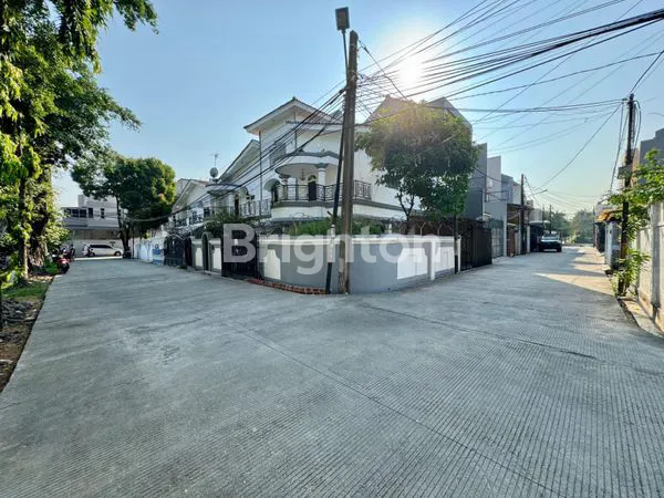 image RUMAH MEWAH HOEK SIAP HUNI TAMAN RATU 2,5 LANTAI (7)