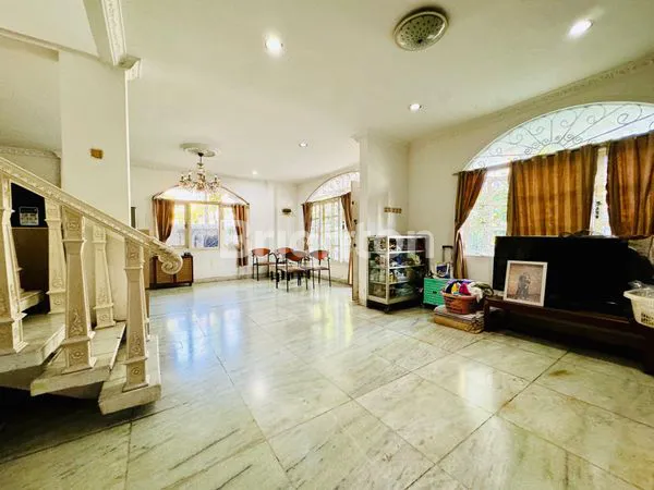 image RUMAH MEWAH HOEK SIAP HUNI TAMAN RATU 2,5 LANTAI (6)