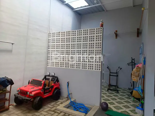 image RUMAH BAGUS SIAP HUNI DAN SANGAT TERAWAT DUA LANTAI DI PAKIS DEKAT DENGAN BANDARA ABD SALEH (3)