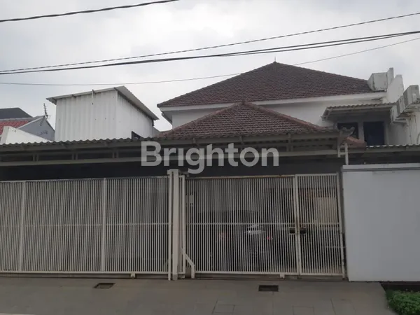 image RUMAH MINIMALIS SANGAT TERAWAT DI MANYAR TIRTO ROW JALAN 3 MOBIL (1)