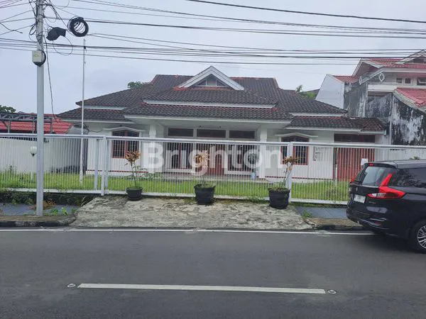 RUMAH STRATEGIS SATU LANTAI PINGGIR JALAN DI PERUMAHAN KLANDASAN