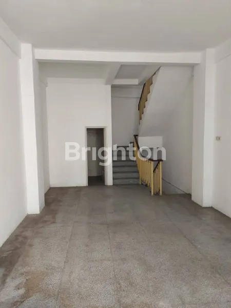 image RUKO 3.5 LANTAI DI JALAN KAYON, LOKASI STRATEGIS (3)