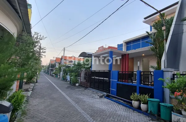 image RUMAH 2 LANTAI SIAP HUNI KARAH TAMA SURABAYA DEKAT ROYAL PLAZA, KAMPUS UNESA, KAMPUS UNMER, KAMPUS TELKOM (3)