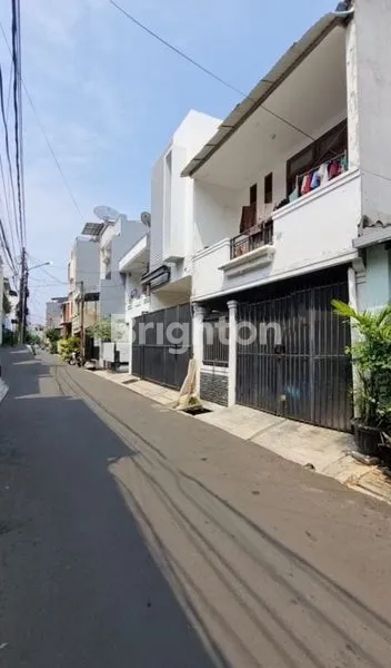 image RUMAH TOMANG 2.5 LANTAI STRATEGIS BARU RENOVASI DAN BEBAS BANJIR (1)