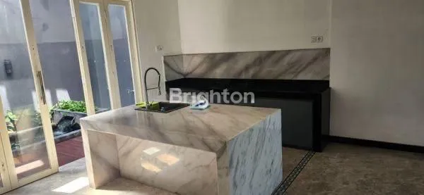 image RUMAH 2 LANTAI SIAP HUNI KEPUTIH DEKAT SUKOLILO DIAN REGENCY PAKUWON CITY MERR OERR (6)