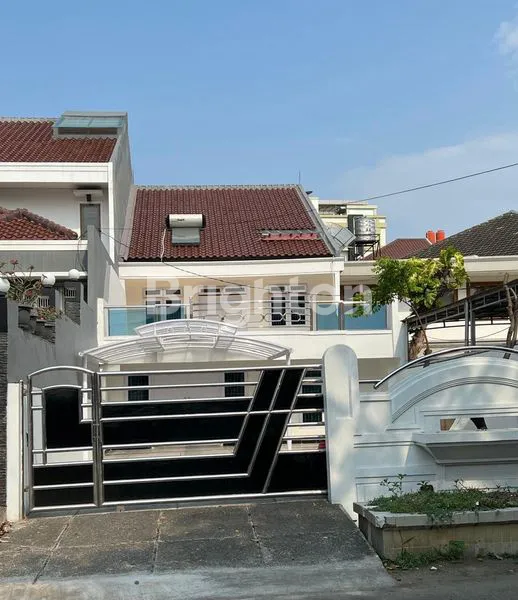 image HUNIAN NYAMAN 3 LANTAI DENGAN ROW JALAN 2 MOBIL LEGA DI GREENVILLE  (1)