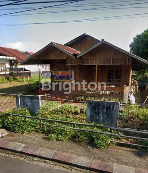 RUMAH KAYU DENGAN TANAH LUAS DI TOMOHON