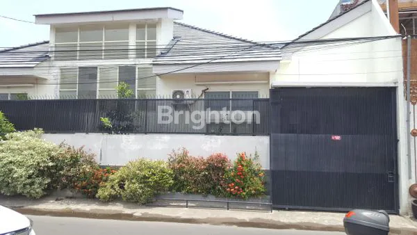 image RUMAH MEWAH DI TENGAH KOTA KEDIRI (1)