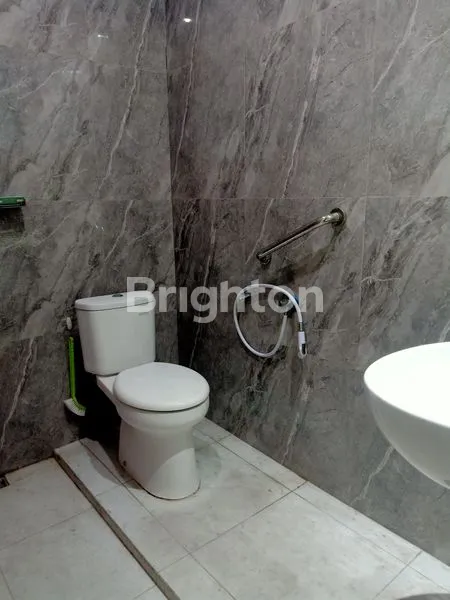 image RUMAH TERAWAT 2 LANTAI DI MANYAR JAYA (8)