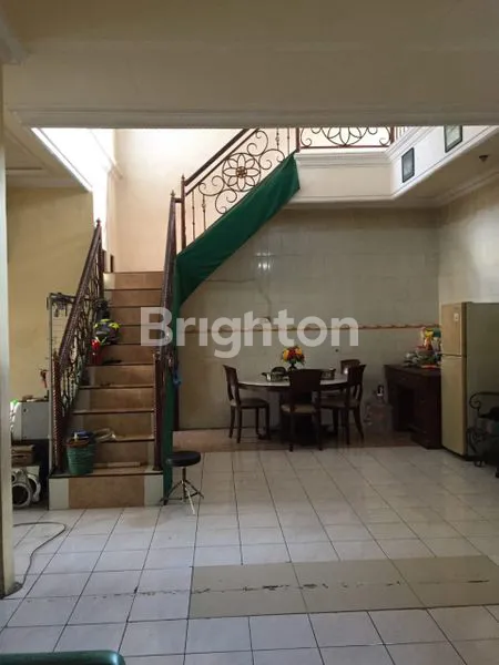 image RUMAH 2,5 LANTAI STRATEGIS DEKAT TOLBALAS KLUMPRIK (2)