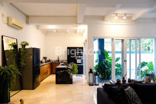 image RUMAH MEWAH DESIGN MODERN SCANDINAVIAN, POSISI HOOK BERNUANSA VILLA DENGAN KOLAM RENANG DI CIPAYUNG, JAKARTA TIMUR (1)