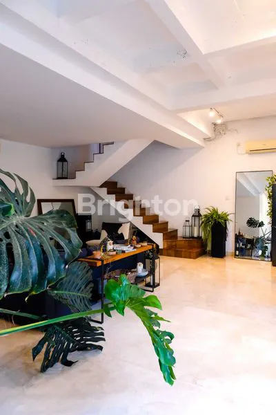 image RUMAH MEWAH DESIGN MODERN SCANDINAVIAN, POSISI HOOK BERNUANSA VILLA DENGAN KOLAM RENANG DI CIPAYUNG, JAKARTA TIMUR (3)