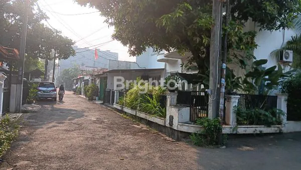 image RUMAH MEWAH DI PINGGIR JALAN RAYA REMPOA CIPUTAT TANGERANG SELATAN COCOK UNTUK HUNIAN (3)