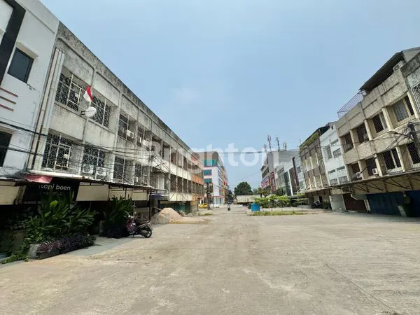 image RUKO 3 LANTAI DALAM KOMPLEK PINGGIR JALAN RAYA DAAN MOGOT (2)