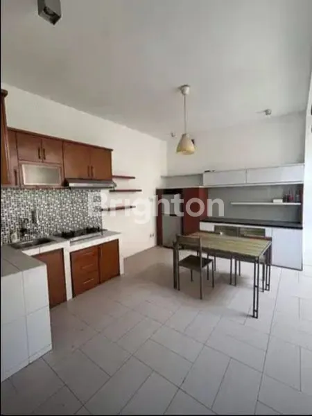 image RUMAH CANTIK DUA LANTAI SIAP HUNI (5)