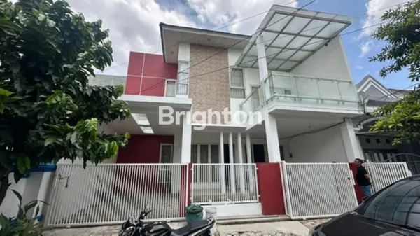 image RUMAH MINIMALIST FULL FURNISH TERAWAT 2 LANTAI SPLIT LEVEL DI DELTASARI (1)