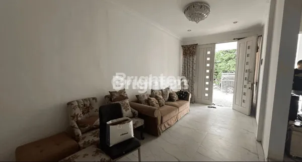 image RUMAH MINIMALIST FULL FURNISH TERAWAT 2 LANTAI SPLIT LEVEL DI DELTASARI (2)