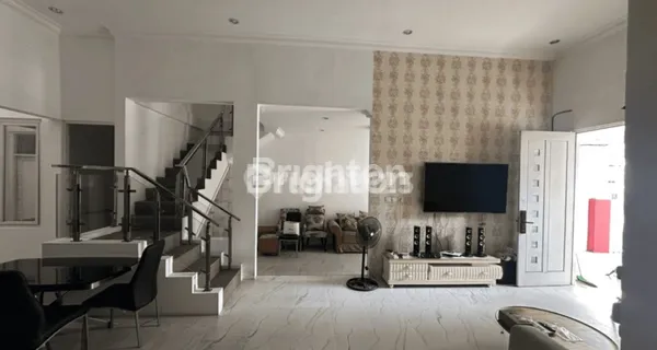 image RUMAH MINIMALIST FULL FURNISH TERAWAT 2 LANTAI SPLIT LEVEL DI DELTASARI (3)