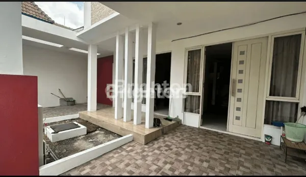 image RUMAH MINIMALIST FULL FURNISH TERAWAT 2 LANTAI SPLIT LEVEL DI DELTASARI (5)