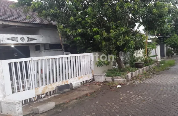 image RUMAH TINGGAL DI TAMAN DARMO PERMAI DENGAN BANGUNAN 1,5 LANTAI (1)