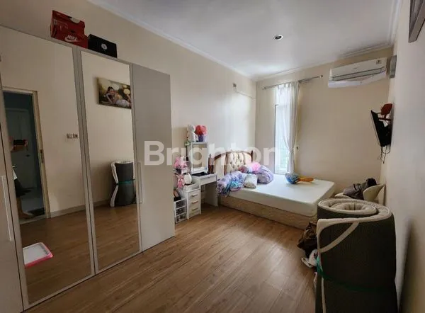 image RUMAH 3 LANTAI DI TAMAN ROYAL 1 TANGERANG (2)