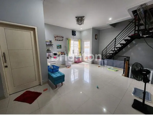 image RUMAH 3 LANTAI DI TAMAN ROYAL 1 TANGERANG (3)