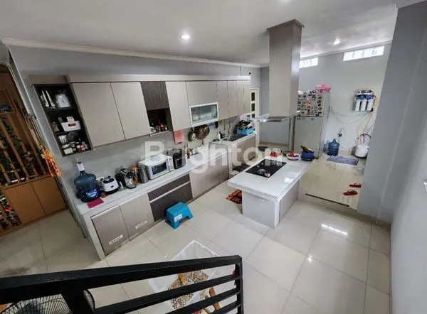 image RUMAH 3 LANTAI DI TAMAN ROYAL 1 TANGERANG (1)