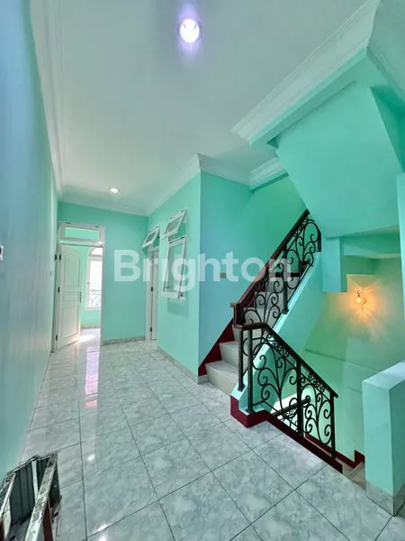 image RUMAH 3 LANTAI ROW 2 MOBIL RAPI TERAWAT SIAP HUNI TANJUNG DUREN (2)