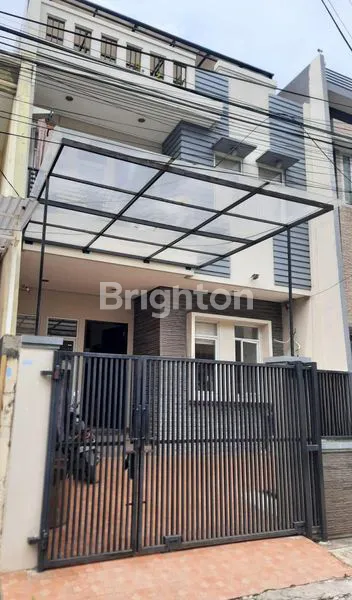 image RUMAH 3 LANTAI DI TAMAN RATU, AKSES JALAN RAYA LANGSUNG (2)