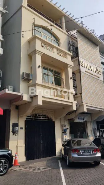 RUKAN MEWAH DI SENAYAN, LT 75M²