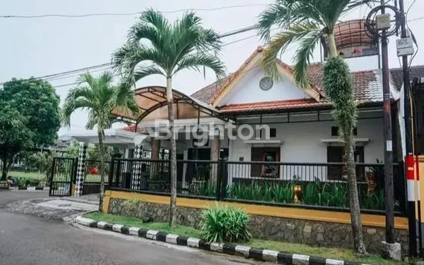 image RUMAH INDAH DAN LUAS 3 LANTAI DI SULFAT AGUNG MALANG (1)