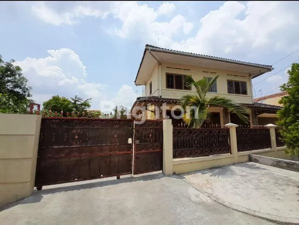 MANGKUBUMEN, SURAKARTA, RUMAH FULL FURNISH TENGAH KOTA DENGAN LOKASI STRATEGIS,KE STASIUN DAN KE JL SLAMET RIYADI DEKAT