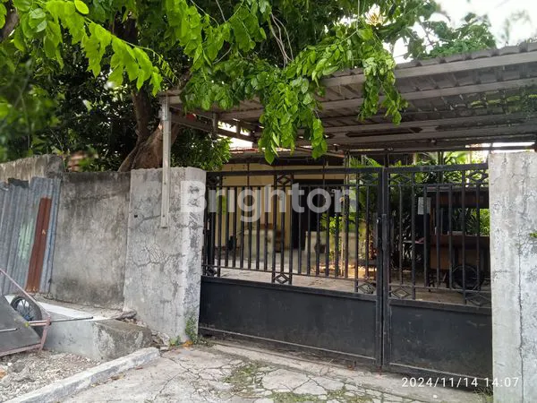 RUMAH TANAH LUAS STRATEGIS DI PEREMPATAN JALAN RAYA-JARANG ADA