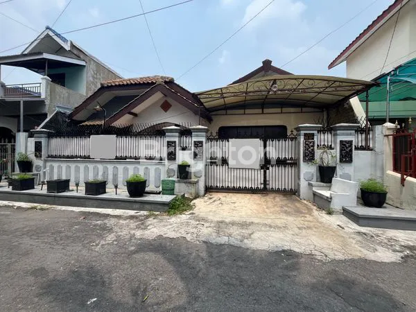 image RUMAH 1,5 LANTAI SIAP HUNI FAJAR INDAH SOLO DEKAT PINTU TOL (1)