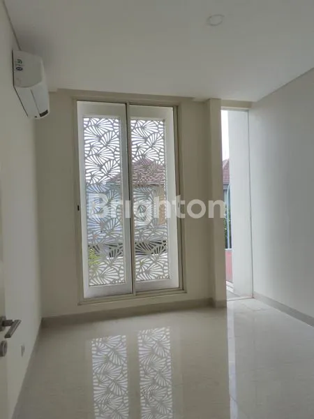 image RUMAH GRAND PAKUWON 2 LANTAI SURABAYA BARAT (8)