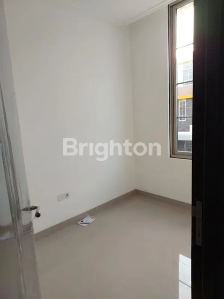 image RUMAH PIK2 4,5X10, 3LANTAI (4)