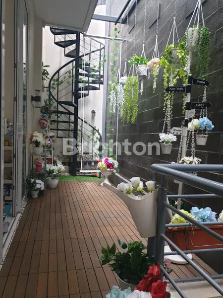 image RUMAH 3 LANTAI CANTIK + ROOFTOP SIAP HUNI DI JAKARTA SELATAN  (3)