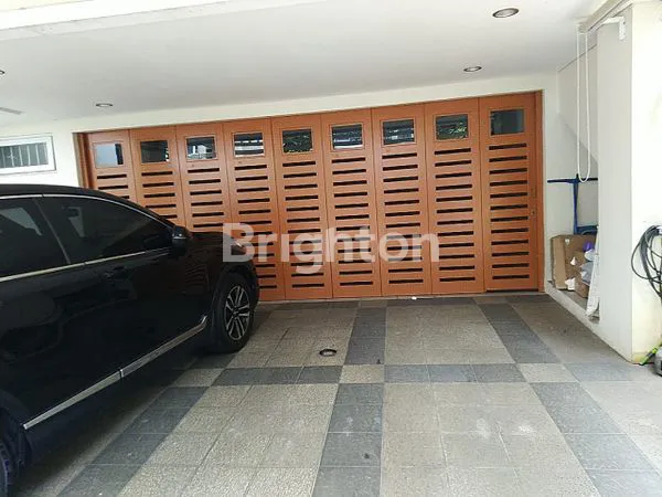 image RUMAH 3 LANTAI CANTIK + ROOFTOP SIAP HUNI DI JAKARTA SELATAN  (5)